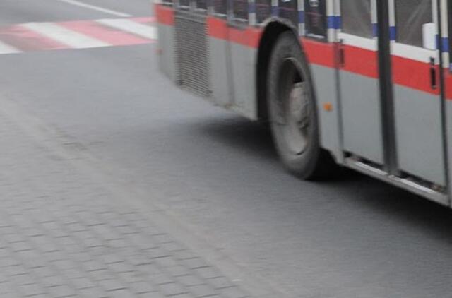 Sužalota autobuso durų prispausta pensininkė