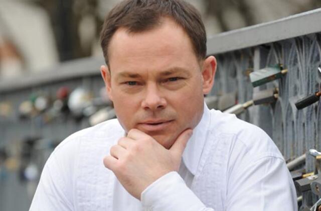 Egidijus Knispelis stoja prie laidos "24 valandos" vairo