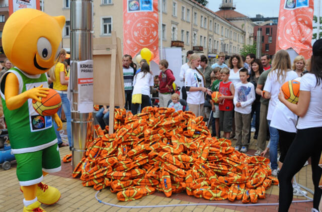 Klaipėda pirmoji pripūtė 10 000 kamuolių