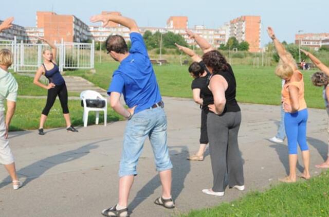 Klaipėdos skulptūrų parke - rytinės mankštos senjorams