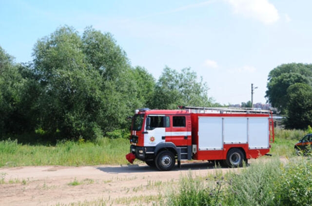 Minijos gatvėje prie degalinės degė padangos