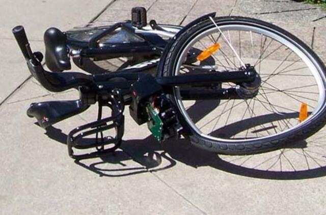 Neblaivų dviratininką partrenkė automobilis