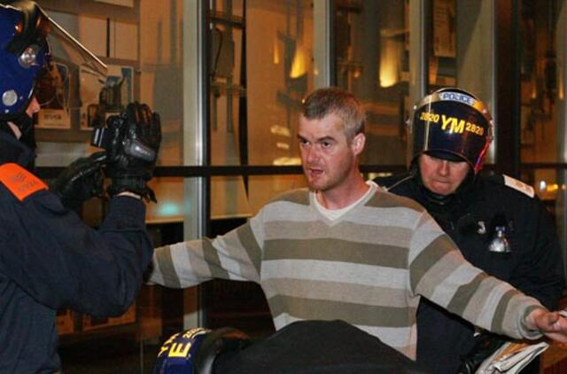 Iranas siūlo padėti Didžiajai Britanijai slopinti riaušes