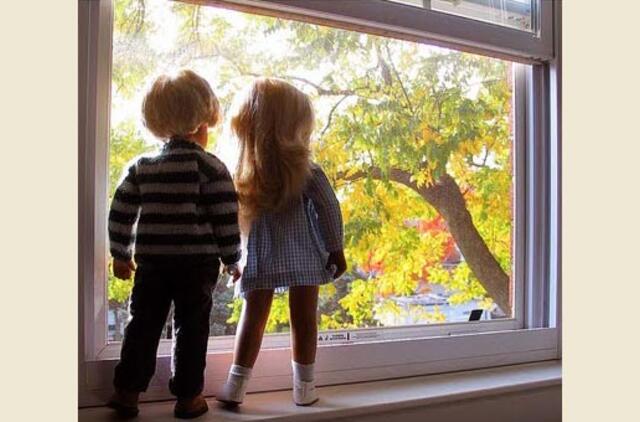 JAV 5 tūkst. vaikų per metus susižeidžia iškritę per langą