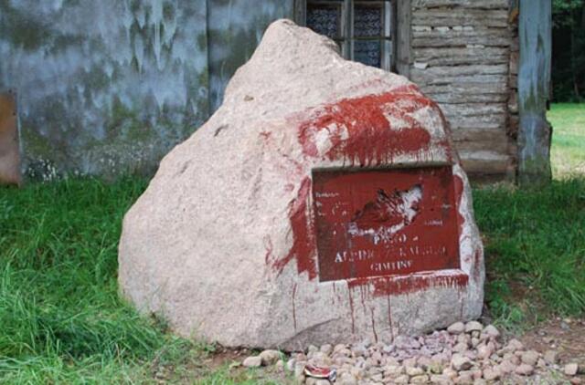 Lenkijoje išniekintas Albinui Žukauskui skirtas paminklinis akmuo