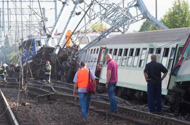 Lenkijoje nuo bėgių nuvažiavus keleiviniam traukiniui, žuvo keturi žmonės