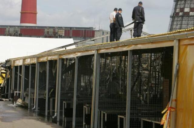 Liepsnos Gariūnuose: gaisro priežastis kol kas nežinoma, sudegė 160 prekeivių turtas