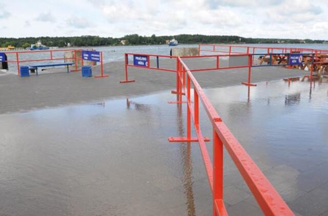 Perkėla skęsta lietaus vandenyje