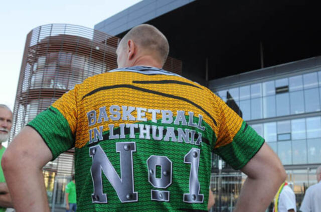 Sirgaliai pramogaus prie arenų