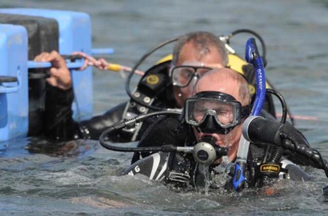 Vladimiras Putinas nardydamas aptiko dvi antikines vazas