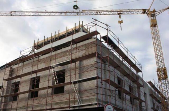 Ant Dramos teatro mūrų - pabaigtuvių vainikas