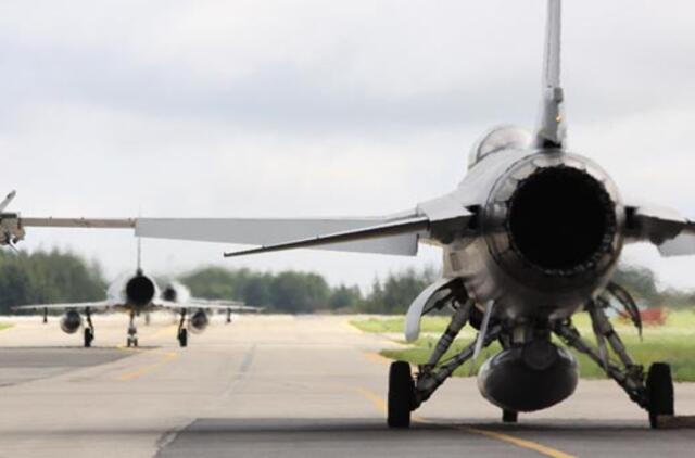 Avariją patyrusio karinio orlaivio lakūnai pasiruošę vėl skraidyti