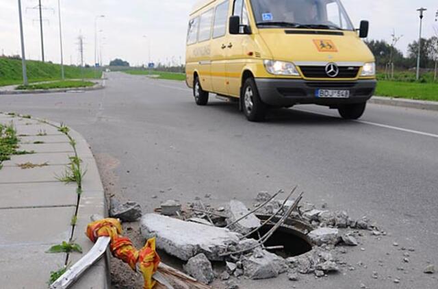 Kanalizacijos dangčiai grasina vairuotojams