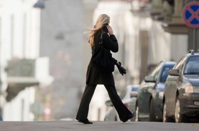 Mobilieji telefonai pavojingi ir pėstiesiems