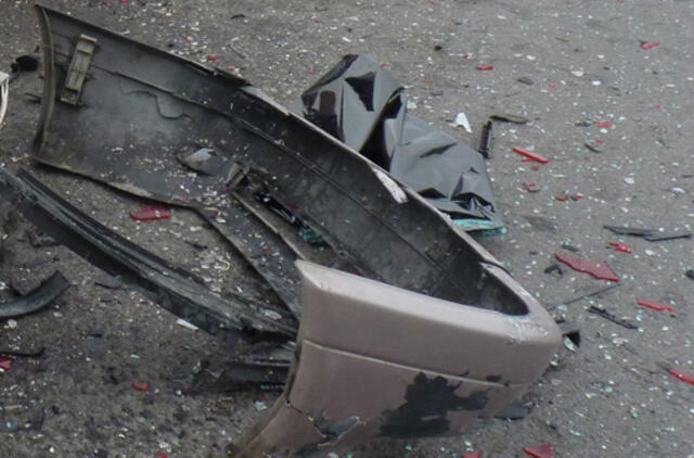 Neblaivus vairuotojas trenkėsi į akmenį ir žmones