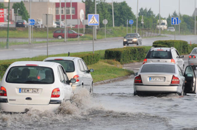 Per liūtis gatvėse skęsta vis daugiau automobilių