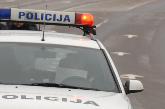 Pėstysis pakliuvo po policijos automobilio ratais