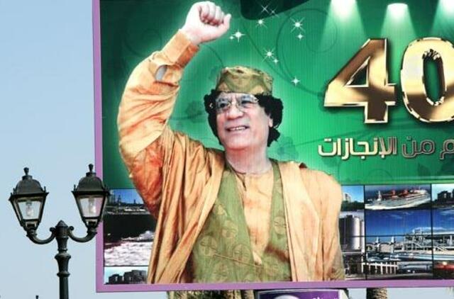 Pranešama, kad Muamaras Kadafis slepiasi mieste Libijos dykumoje