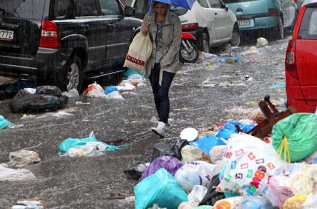 Atėnų gatvėse riogso tūkstančiai tonų šiukšlių