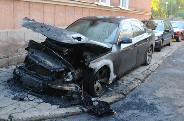 Daugiabučio kieme sudegintas apynaujis BMW