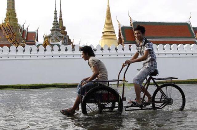 Inžinieriai potvynių semiamame Tailande siūlo sprogdinti kelius