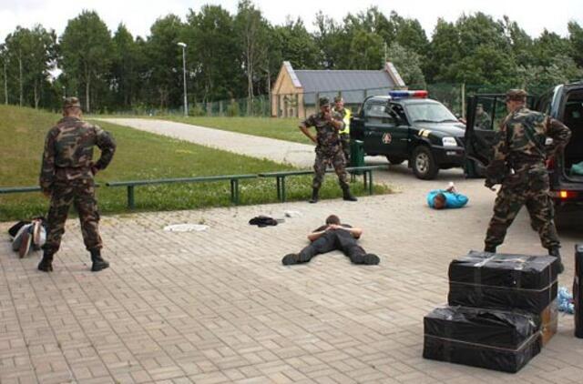 Įtariamųjų kontrabanda visureigiai stabdyti šūviais