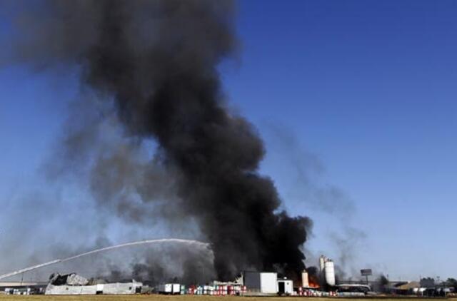 JAV Teksaso valstijoje liepsnojo chemijos fabrikas
