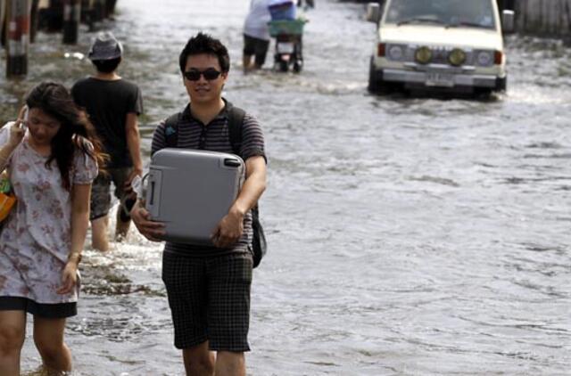 Potvynis Tailande: vanduo teka per Bankoką