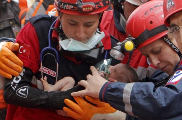 Praėjus dviem dienom po žemės drebėjimo Turkijoje iš griuvėsių išgelbėta dviejų savaičių mergaitė