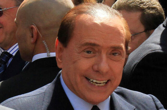 Silvio Berlusconi paneigė, kad metų pabaigoje ketina atsistatydinti