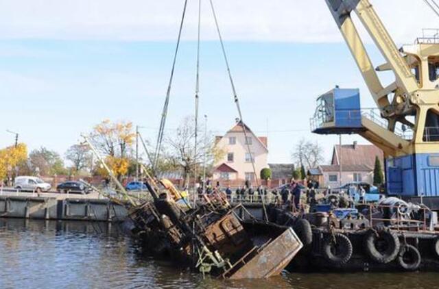 Žvejų uostelyje keliamas nuskendęs laivas