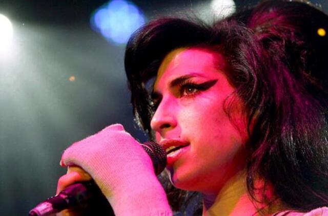 Aukcione už 43 tūkst. svarų parduota Amy Winehouse suknelė