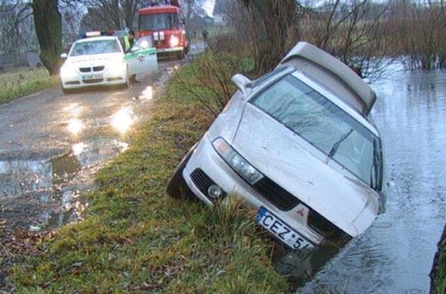 Naktinę kelionę "Mitsubishi" baigė ežere