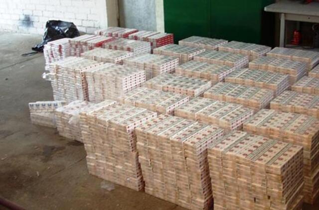 Pasieniečiai sulaikė cigaretes, slėptas po metalo laužu