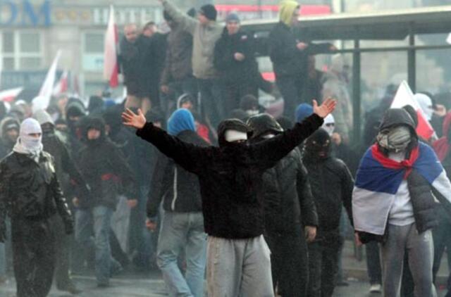 Per susirėmimus Lenkijoje sužeisti 8 policininkai, 100 žmonių - suimta