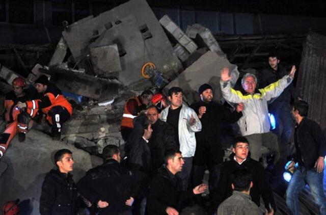 Per žemės drebėjimą Turkijos rytuose sugriuvo 20 pastatų, yra žuvusių