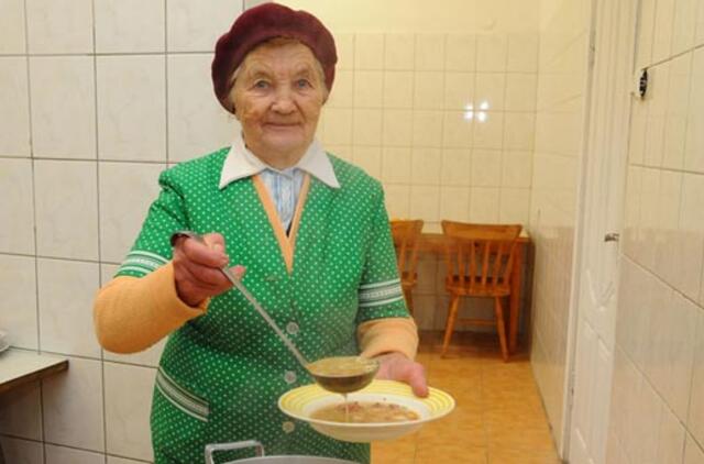 Savanorė varguoliams sriubą verda su meile