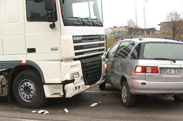 Traukėsi iš kelio apsaugai - sukėlė avariją