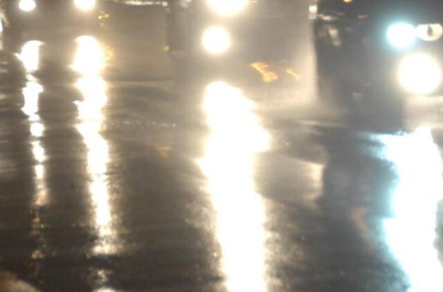 Vyrai važiavo automobiliu, kelią pasišviesdami... kišeniniais žibintuvėliais