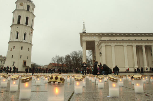 Žuvusiųjų kelyje atminimui sužibo daugiau kaip 15 tūkst. žvakučių