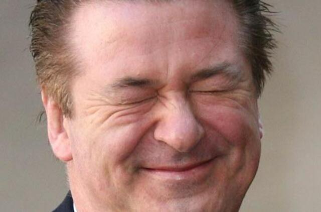 Aktorius Alec Baldwin už nedrausmingą elgesį buvo išprašytas iš lėktuvo