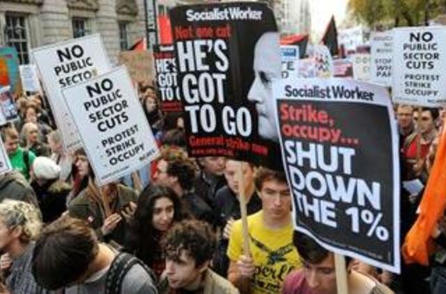 Anglijoje studentai verčiami parsiduoti