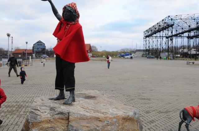 Berniukas su šuneliu pasipuošė Kalėdoms