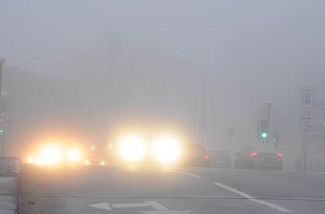 Didžiojoje šalies dalyje eismo sąlygas sunkina tvyrantis rūkas