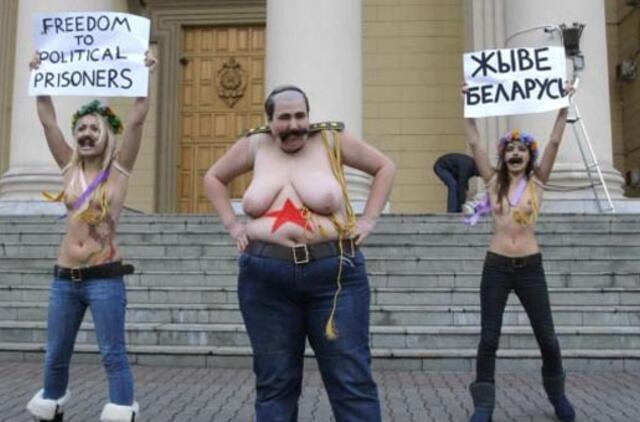 "Femen" protesto akcija - prie Baltarusijos KGB