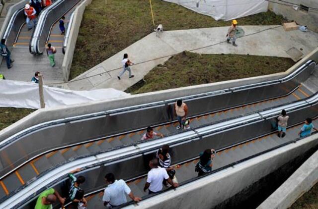 Medeljino mieste Kolumbijoje pastatytas milžiniškas eskalatorius