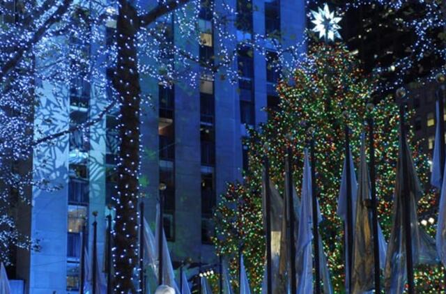 Niujorko Rokfelerio centre įžiebta, ko gero, garsiausia Kalėdų eglė