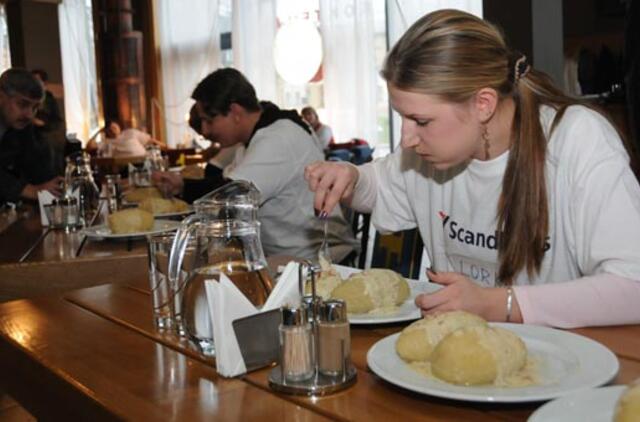 Patarimai, kaip per šventes nepriaugti svorio