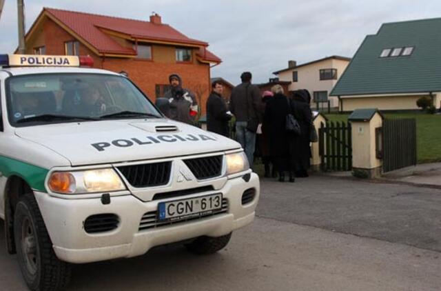 Prie Kedžių namų renkasi protestuotojai