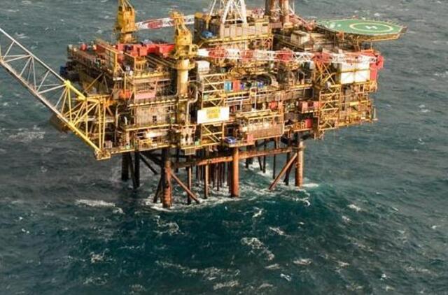 Rusijoje apvirto naftos platforma, yra aukų